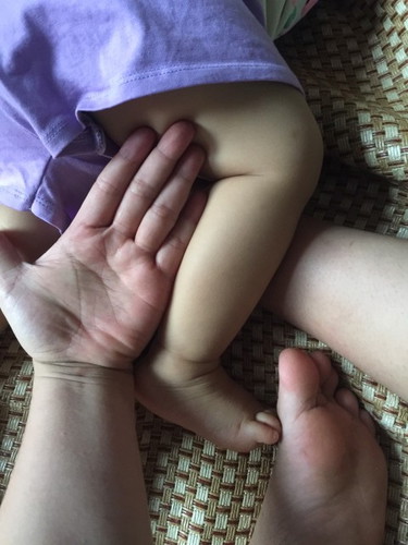con em hơn 1 tuổi thi thoảng gặp người nói bị vàng da , gọi tên không quay lại nữa , liệu có sao ko