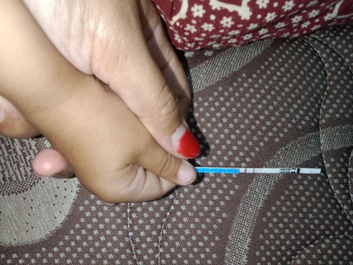 Mau tanya bund. Aku telat haid baru 1 hari pas di tes peck ini. Aku tes pas siang. Apa ini bener ya