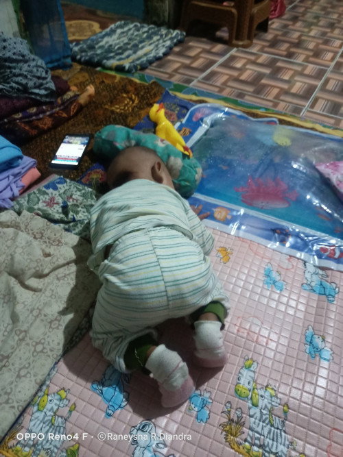 Bunda2 aku mau nanyaa.. anak aku baru 4bln 16 hari, suka banget kaya gini.. apa kah ini wajar.?