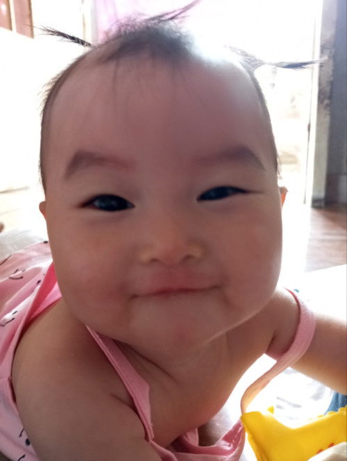 Em bé nhà em đc 8m rùi..bé lúc nào cũng hét🥲🥲Này là do mọc răng pk các mom