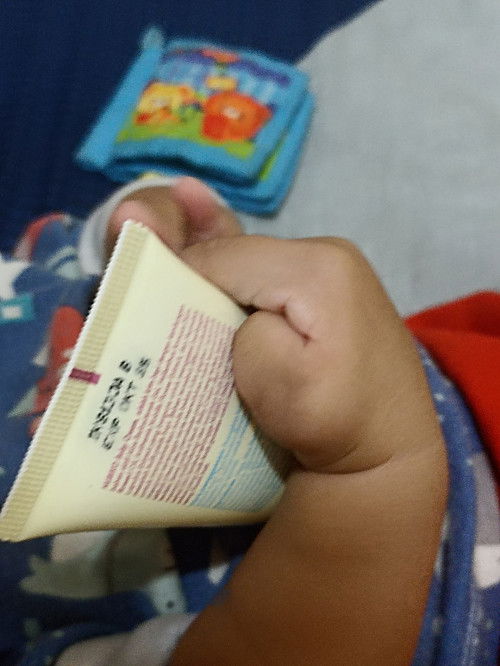 Usia 8 bulan ibu jari tangan kanan masih mengepal