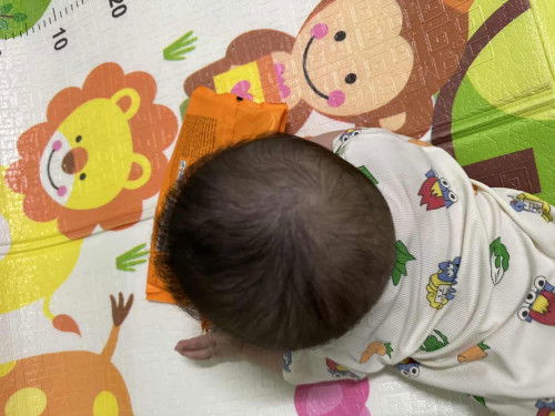 các mom cho e hỏi bé 6m đầu p lép 1 bên thì có tròn lại đc ko