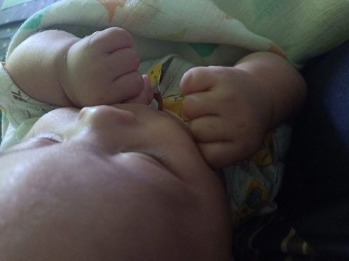 Hisap jari baby 2bulan