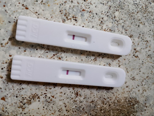 mga mi possible ba na positive to? faint line lang po at kinabukasan kuna na kita na dalawa ang line