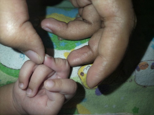 Jari tangan menekuk/mengepak