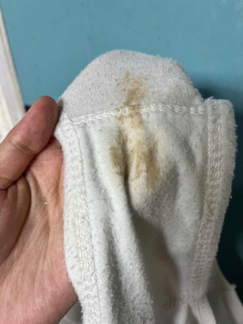 keputihan agak coklat muda