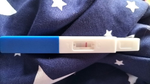 ขึ้นแบบนี้จะท้องไหมคะ แต่ก่อนหน้านี้ตรวจวันที่17ขึ้นแค่ขีดเดียวคะ