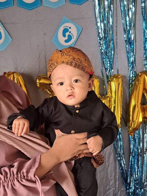 Bun,ini anakku usia 8 bln,apakah wajar kalau blm Bs dduk mndri serta merngkk? Dia jg blm tumgi.