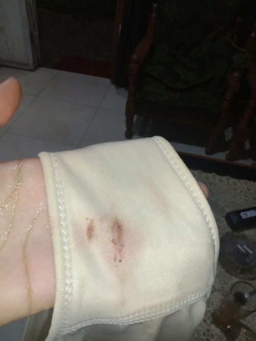 ini flek apa ya bund?? warna merah muda cenderung ke coklat, tidak ada gumpalan sama sekali.