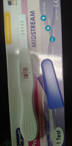 ประจำเดือนขาด2อาทิต ลองซื้อที่ตรวจดูขึ้น2ขีด พอมาวันนี้มีเลือดออกคล้าย ปจด เลยตรวจใหม่ดูขึ้นแบบนี้
