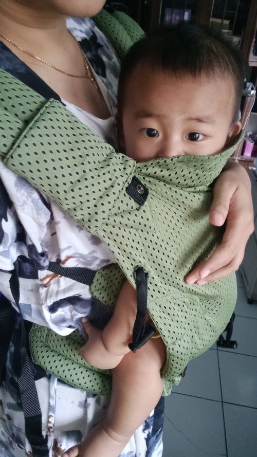 Mom ada yg pke cuddle me levana ga ya? Pemakaian nya apa bikin sempit di si adek apa ngga ya?