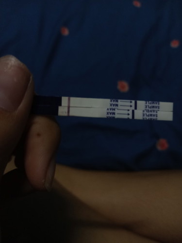 ท้องมั้ยคะแบบนี้ 2ขีดจางมากๆทั้ง2อันแทบถ่ายรูปไม่เห็นแต่อันจริงๆมองพอเห็นเลยค่ะ