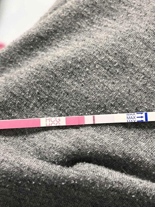 เล็บมือเผลอไปโดนที่ตรวจครรภ์นิดหน่อย ตามภาพเลยค่ะ