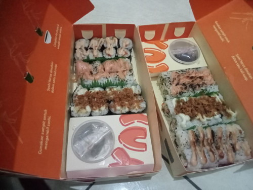 Makan sushi yay!