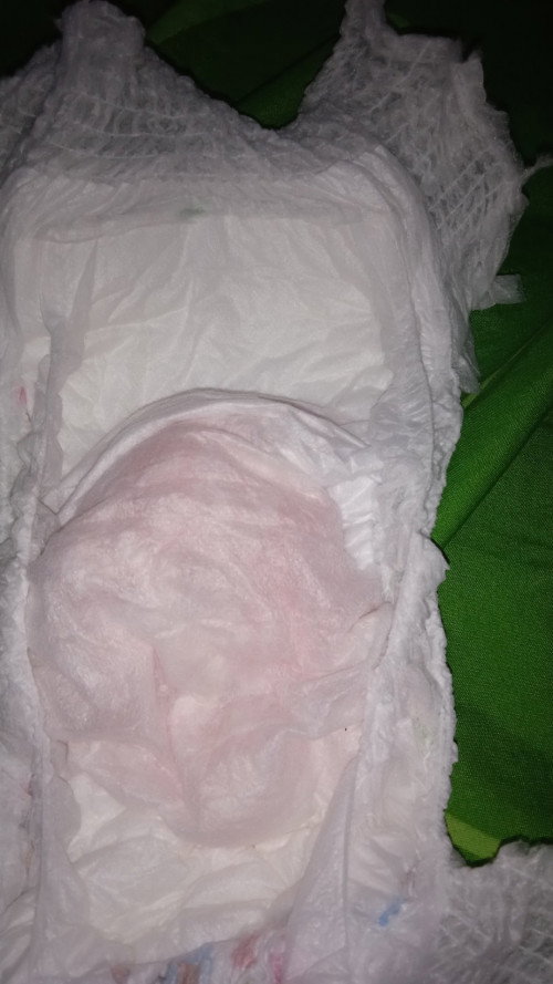 Pipis di popok berwarna pink