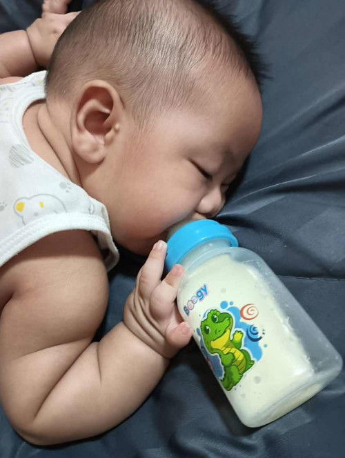 มีไอต้าวบ้านไหนชอบนอนกินนมแบบนี้ไหมคะ