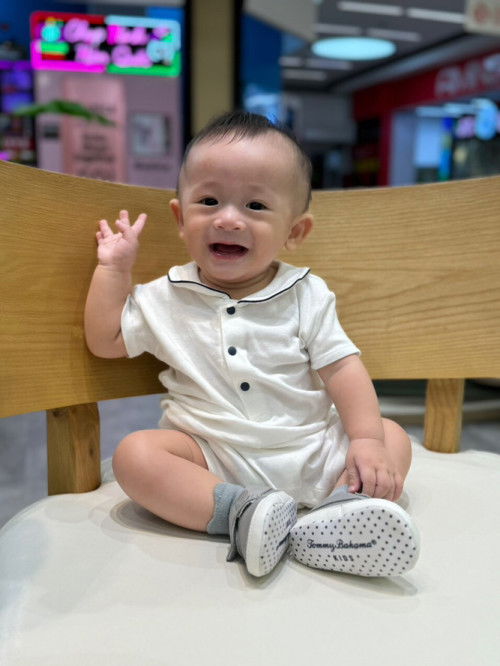 Các Mom cho e hỏi bé Sữa nhà em mặt rất buồn ngủ mà tới 23h đêm hết sức mấy ngủ, bé mới hơn 7M.