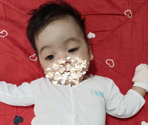 Mata anak kecil sebelah