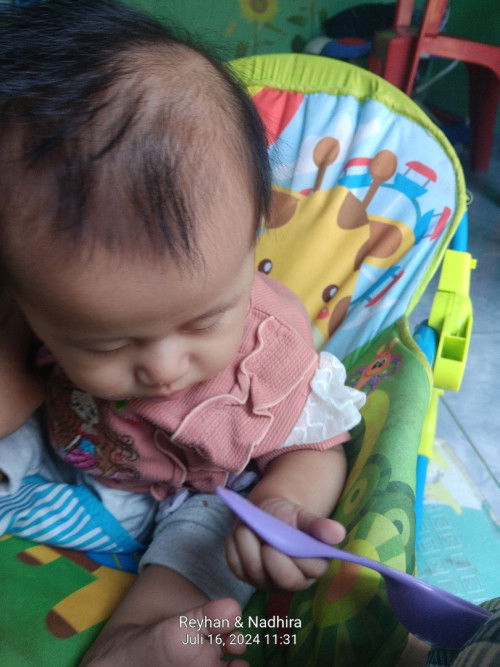 Bab anak keras sampe ngeden terus tapi eek susah keluar . Anak pertama mpasi umur 6 bulan .