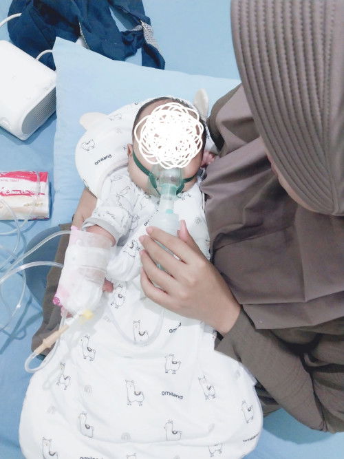 Bayi usia 1 Bulan Batuk dan banyak dahak di paru²nya nafasnya bunyi grok² apakah wajar ?