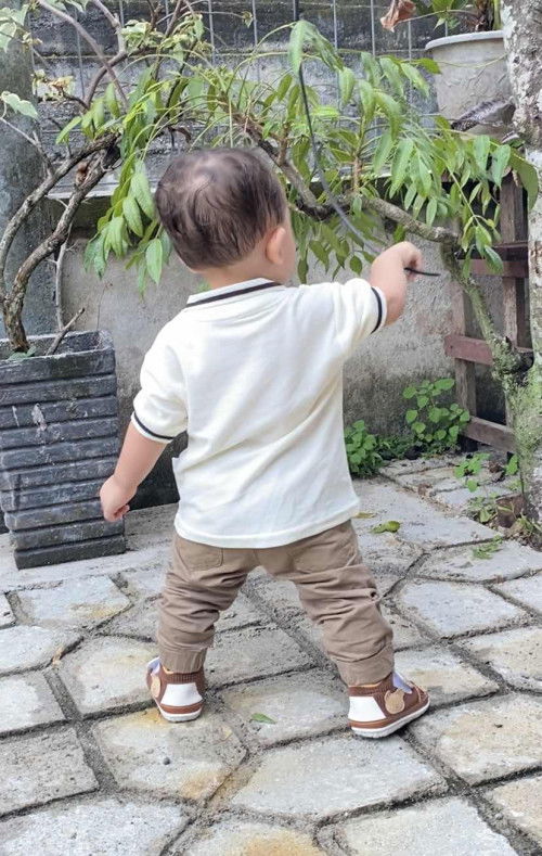 Kaki keliatan ngangkang