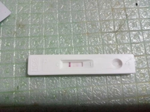 mga mommy ano po sa tingin niyo Positive po ba or Negative,parang malabo po Yung isang line, thanks