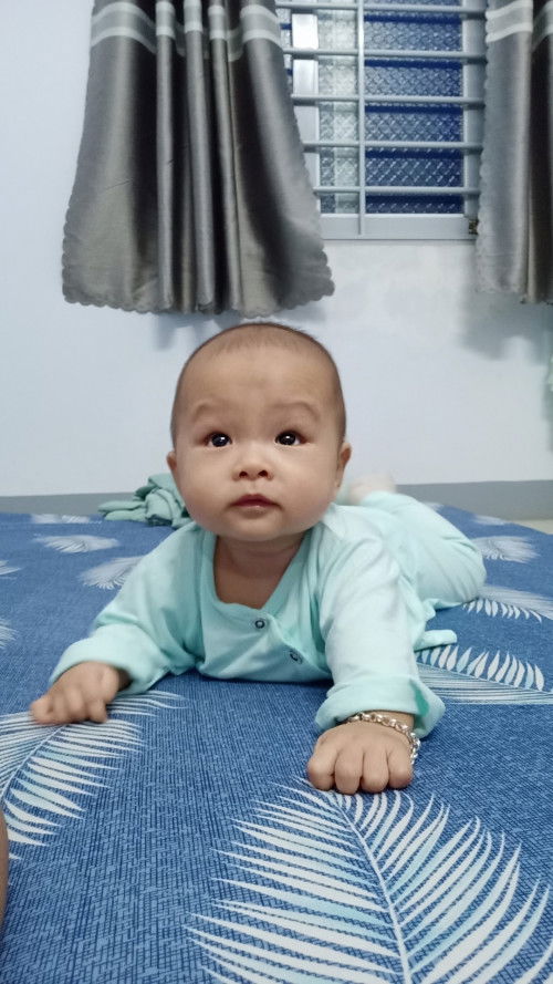 Bé sắp được 6 tháng ti mẹ hoàn toàn, sữa ko thiếu nhưng bé chậm tăng cân quá,