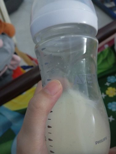 Sữa mẹ em hút xong bỏ tủ lạnh lấy ra cho bé uống em có bỏ dô nước sôi nhưng đôi khi có mấy cái cặn