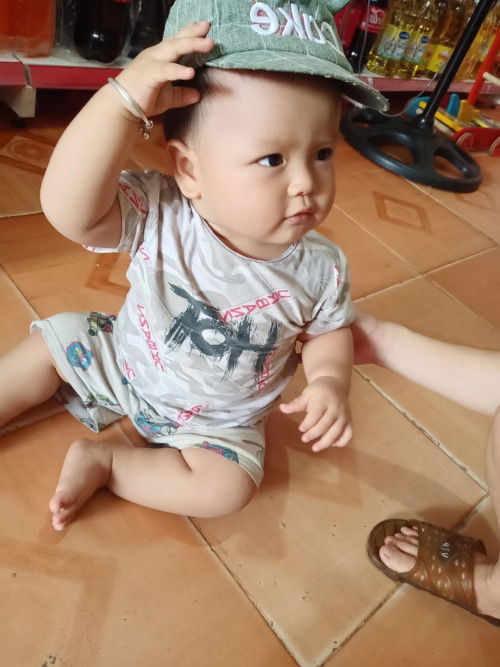 11tháng 7ngày tuổi đang tập tành đi