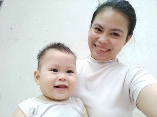 Em bé 9mth12 ngày chưa mọc một chiếc răng sữa nào.
