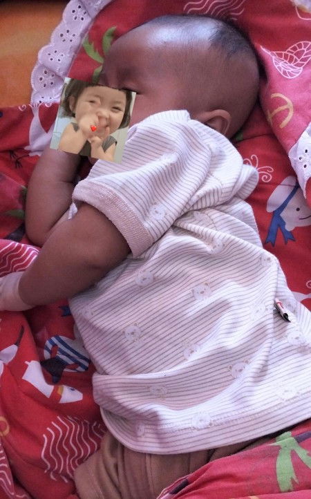 Bund usia 3 bulan maunya miring terus, kalo di ganti posisiin nangis, kalo di biarin bhya gak ya?