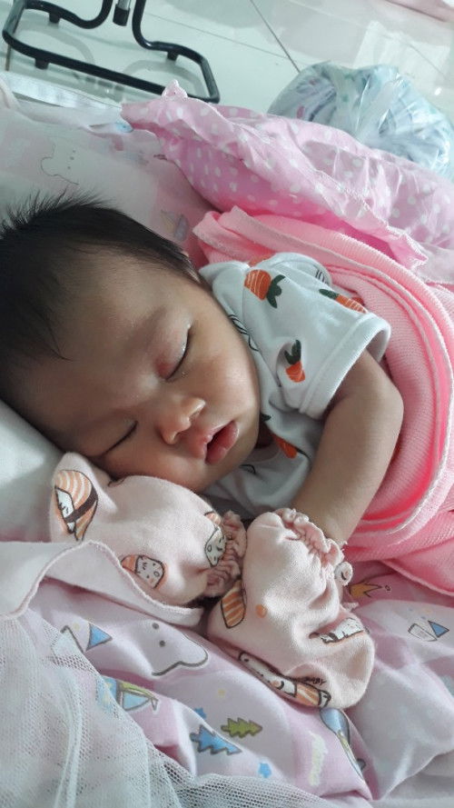 รอยแดงๆที่ตาเป็นรอยจากการโดนคีบออก