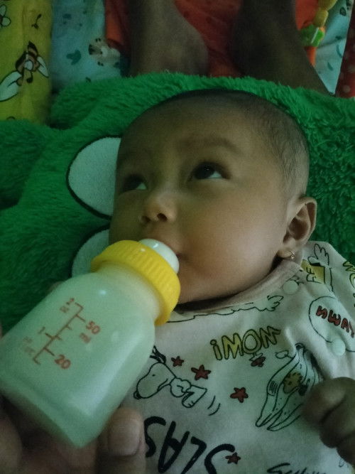 Anak umur 2 bulan 25 hari setiap nyusu pasti ngeliat keatas