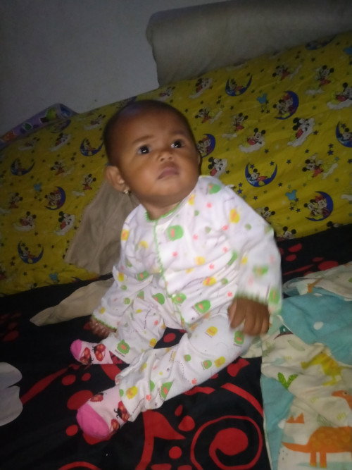 Duduk tegak bayi 5 bulan