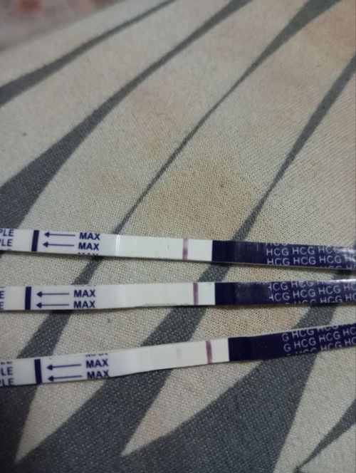 แม่ๆช่วยดูหน่อยค่ะ ตรวจรอบแรกขึ้น2ขีดจางๆ ไม่มั่นใจเลยตรวจซ้ำขึ้น1ขีด ท้องหรือไม่ท้องคะ
