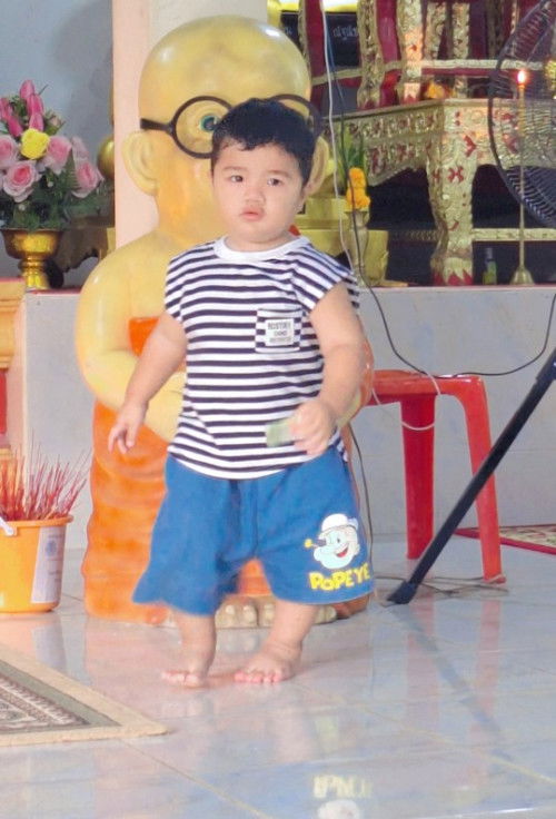 ลูก1 ขวบ 9 เดือน แบบนี้เรียกขาโก่งมั้ยคะ ต้องไปปรึกษาหมอเลยมั้ยหรือต้องรอดูอาการจนถึง 2 ขวบดีคะ