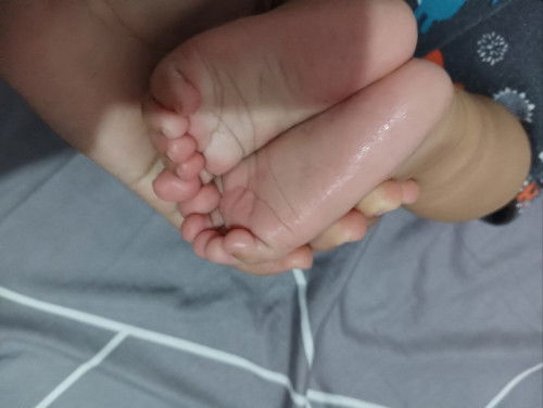 Kaki anak keringetan