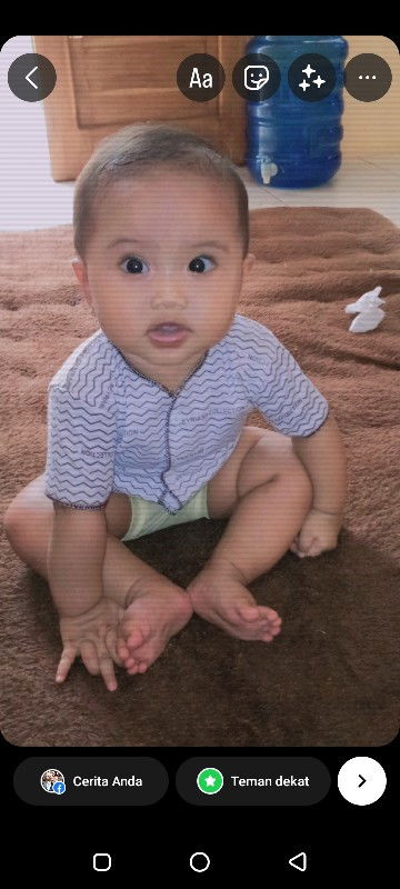 Bayi 5 bulan lebih sudah bisa duduk tanpa di topang