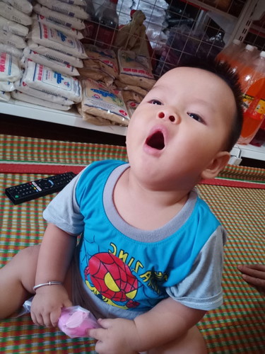 1chàng trai nhỏ buổi trưa trông nhà gắp ngủ nhưng ko thèm ngủ