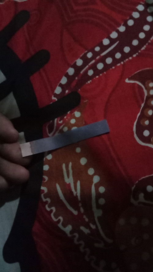 Mw tanya bun ini air ketuban bukan sih klo kertas nya brubah warna. Soal nya keluar cairan