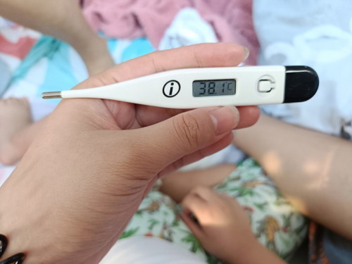 On and off fever and cough, Nabalik yung fever pag night time hyper naman sa umaga ? 5yr old boy .