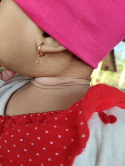 Bendul di leher kiri