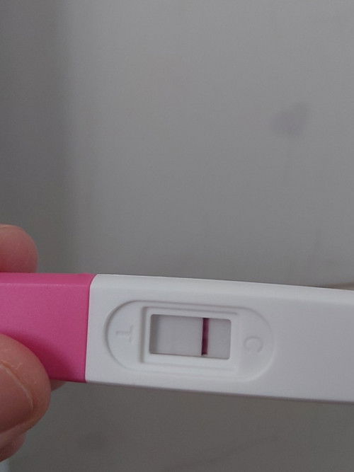 korang nampak tak line 1 kabur2 kah?sya cek 2pagi ...Apakah ini hamil atau tidak?