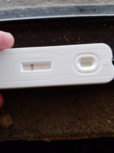 Assalamualaikum.. ada garis 2 tapi garis 1 hampir Tak terlihat, apakah ini positif🙏🙏 bantu komen