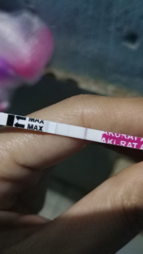 Positif atau negatif ya, aku telat haid. Garisnya ada 2 tapi satunya samar