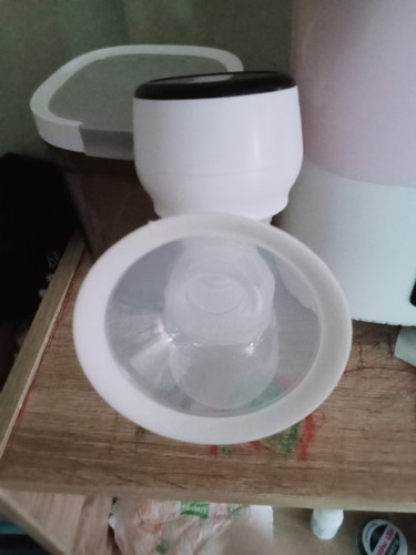 เรามีเครื่องปั้มนมไฟฟ้าขายต่อใช้2/3ครั้งผ้าคลุมให้นมชื้อมาไม่เคยใช้