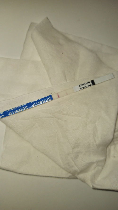 kmaren sy udh cek ke klink IA.  Ktanya kntong janinnya gk kliatan, jadinya saya tespek lg tadi pagi