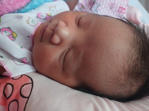 ตุ่มเล็กๆบนหน้าลูกแบบนี้คืออะไรคะ