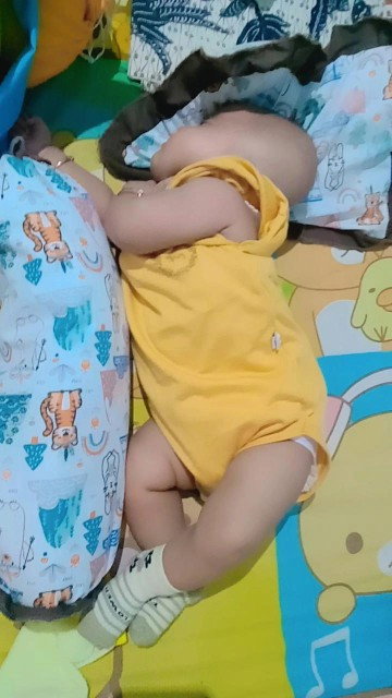 Bayi 2 bulan tidur miring