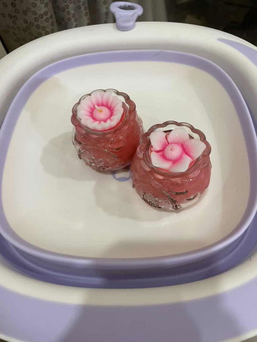 Có 2 màu đỏ - vàng